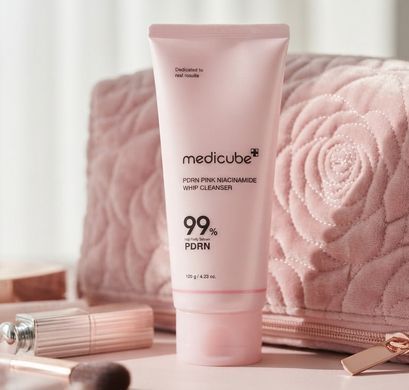 Пінка-капсула освітлювальна Medicube Pdrn Pink Glutathione Capsule Cleansing Foam 120g